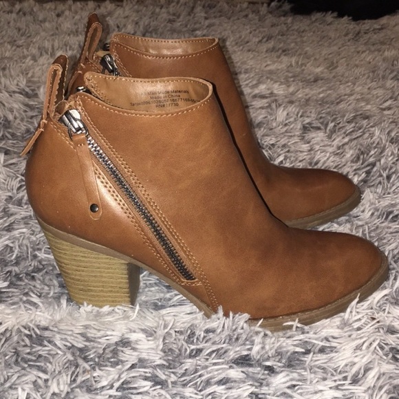 DV by Dolce Vita Shoes - Like New! Cognac Ankle Boots w/ Stacked Heel